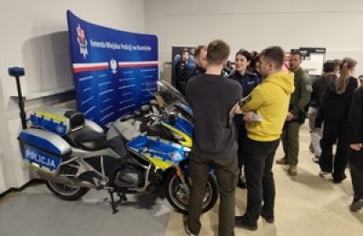 Policjanci promowali służbę na Targach Pracy w Akademii Nauk Stosowanych w Koninie