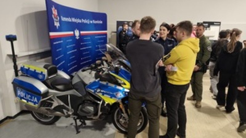 Policjanci promowali służbę na Targach Pracy w Akademii Nauk Stosowanych w Koninie