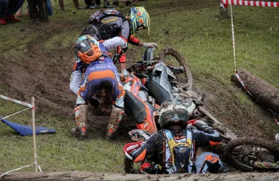 Groźne zderzenie w Golinie na ul. Kopernika. Motocyklista trafił do szpitala