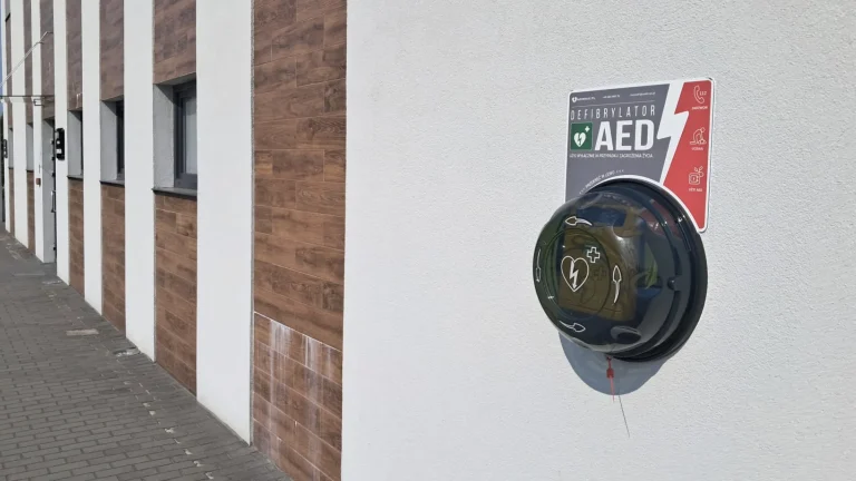 Defibrylator AED w Modle Królewskiej – AJ Group stawia na bezpieczeństwo