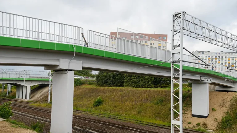 Kładka nad torami w Koninie znów służy mieszkańcom po gruntownym remoncie
