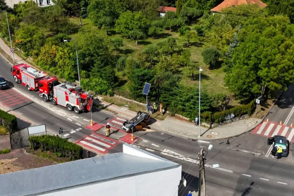 Dachowanie na skrzyżowaniu w Koninie. Cztery osoby ranne