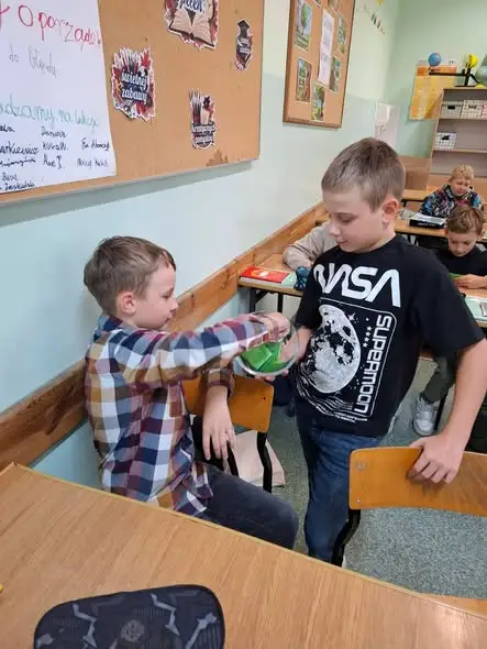 Dzień Drzewa w Szkole Podstawowej w Wilczynie – uczniowie odkrywali tajemnice przyrody