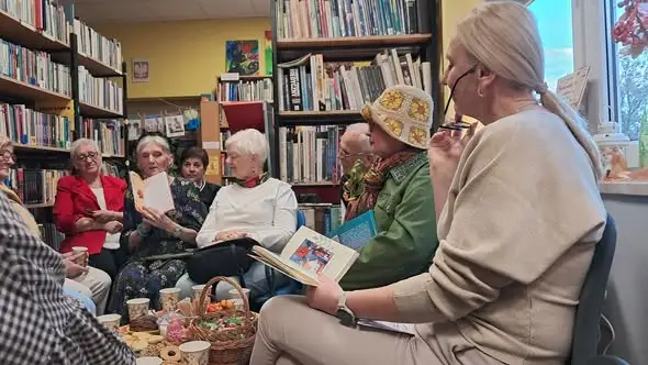 Jesień pachnąca goździkami – literackie popołudnie w bibliotece w Koninie