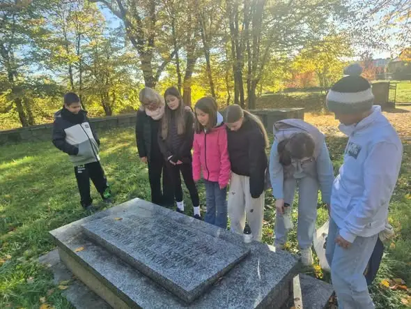 Uczniowie z Konina uczcili pamięć poległych na cmentarzu wojskowym